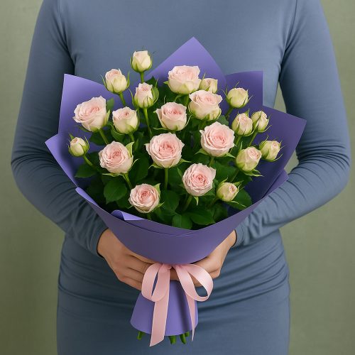 Букет кустовые розы «Нежность в лавандовом свете»